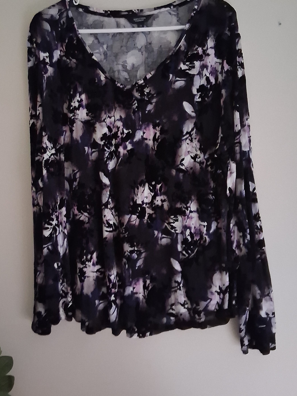 Vera Wang Black & Purple Floral V-Neck Long Sleeve Top